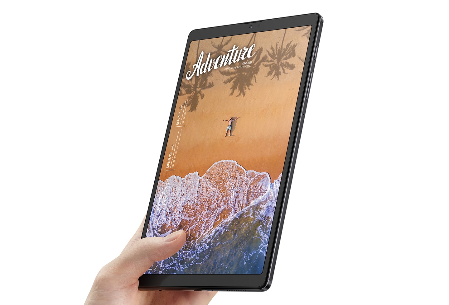 單手拿著 Galaxy Tab A7 Lite，螢幕顯示沙灘鳥瞰場景，及 Adventure 文字。