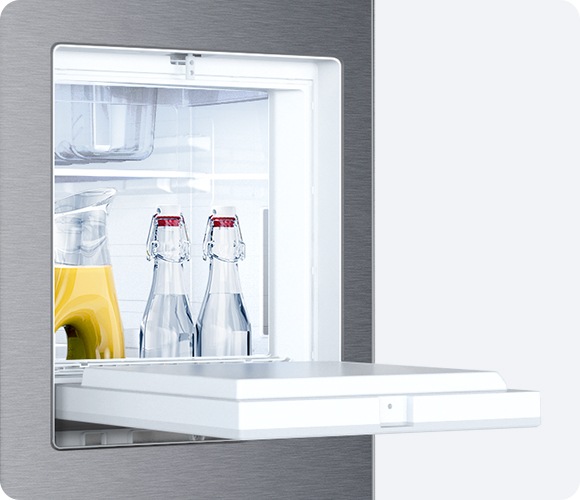 透過冰箱門板上的小開口輕鬆拿取， 除了可節省能耗，也能利用門板當作調酒的桌面，宛如您的個人 VIP Bar，隨取即用