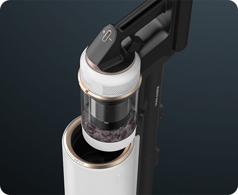 由上往下看，一台帶有灰塵的藍色 Bespoke JET 吸塵器放置在 All-in-one 旋風集塵充電座中。