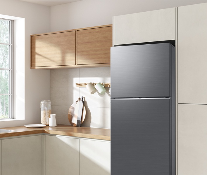 讓你盡享典雅時尚、摩登現代的的居家裝潢。淨透且現代的門板設計，邊緣鑲有精緻的銀色飾條，結合全平面的崁入式設計，讓冰箱也能完美融入廚房的裝潢，提升居家美感。