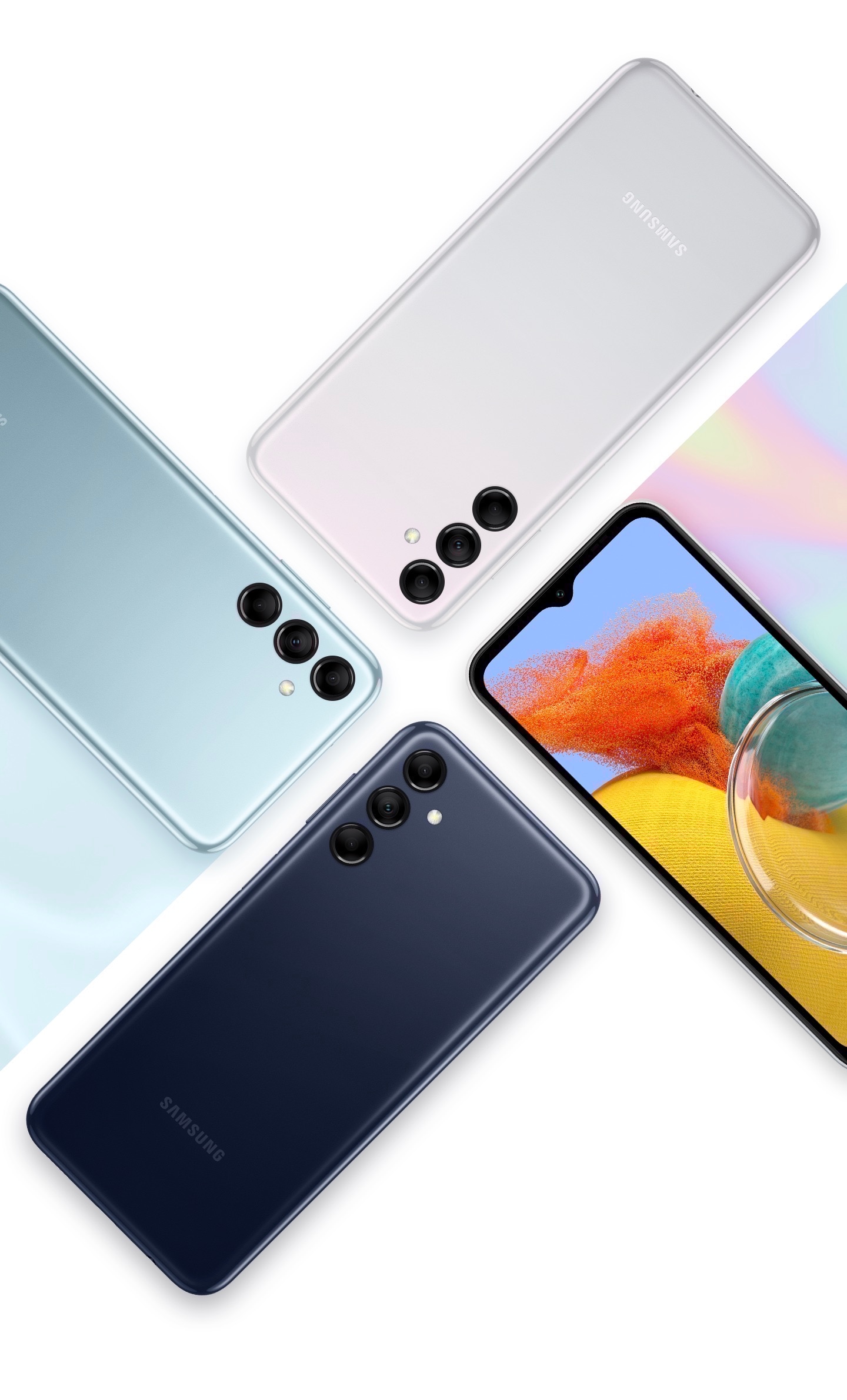 四部 Galaxy M14 5G 手機展示了正面螢幕，並以手機背面展示三款配色：冰雪藍、闇夜藍和星燦銀。