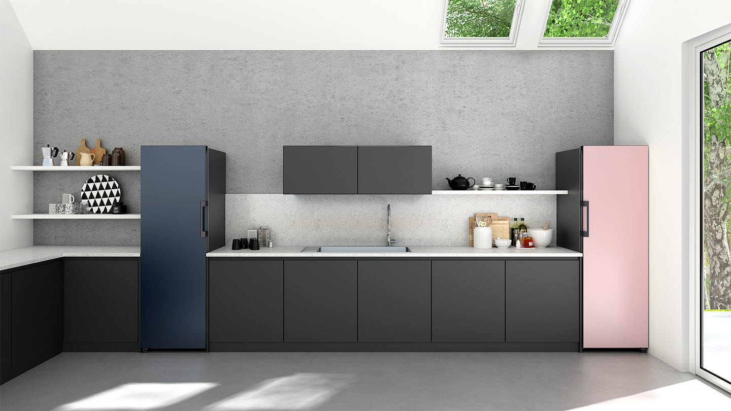 簡約的平面設計可與廚房裝潢無縫融合，並與家具完美搭配。可根據居家空間，彈性調整擺放位置，可合併兩台成為對開冰箱，或分開擺放成單門冰箱，享受自由組合與色彩搭配的樂趣。