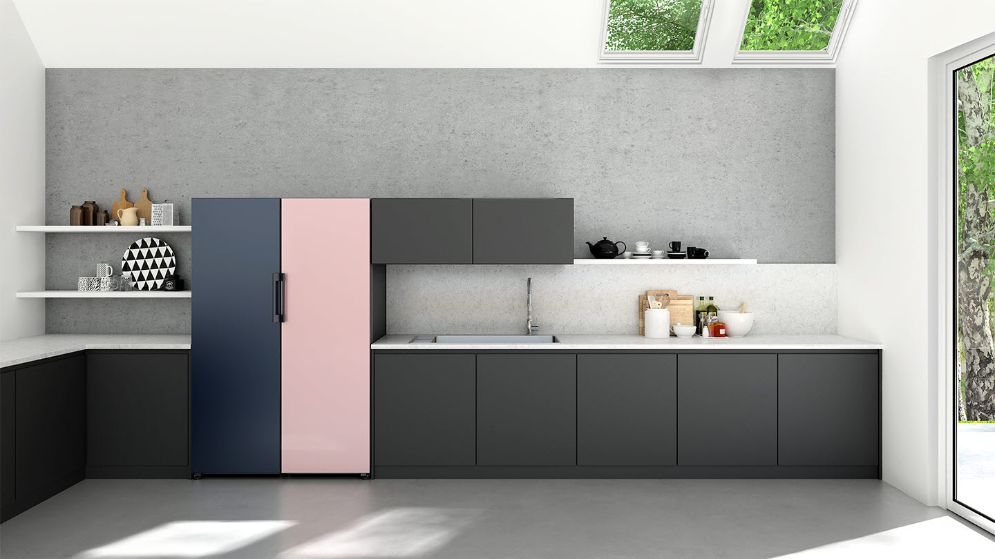 簡約的平面設計可與廚房裝潢無縫融合，並與家具完美搭配。可根據居家空間，彈性調整擺放位置，可合併兩台成為對開冰箱，或分開擺放成單門冰箱，享受自由組合與色彩搭配的樂趣。