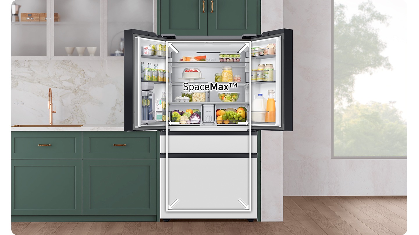 BESPOKE 四門冰箱在廚房裡，兩邊的上門敞開著，中間有“SpaceMax”字樣。