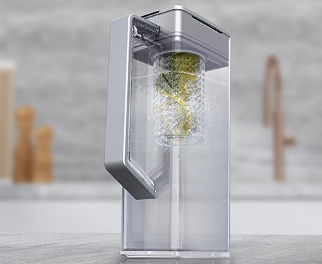 一些水果和香草在投手的內置浸泡器中，用於調味飲料。