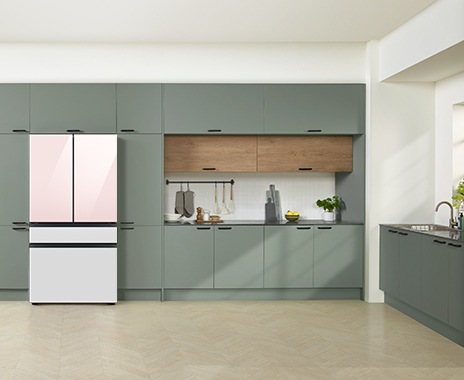 BESPOKE 四門冰箱，簡約的設計，和諧地融入無縫和時尚的廚房內部。