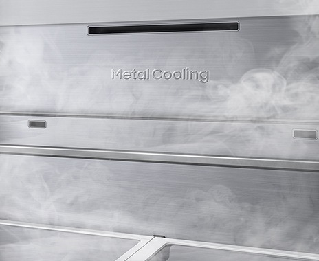 冰箱內的不鏽鋼鎖冷板看起來非常寒冷，冷空氣四處流動。