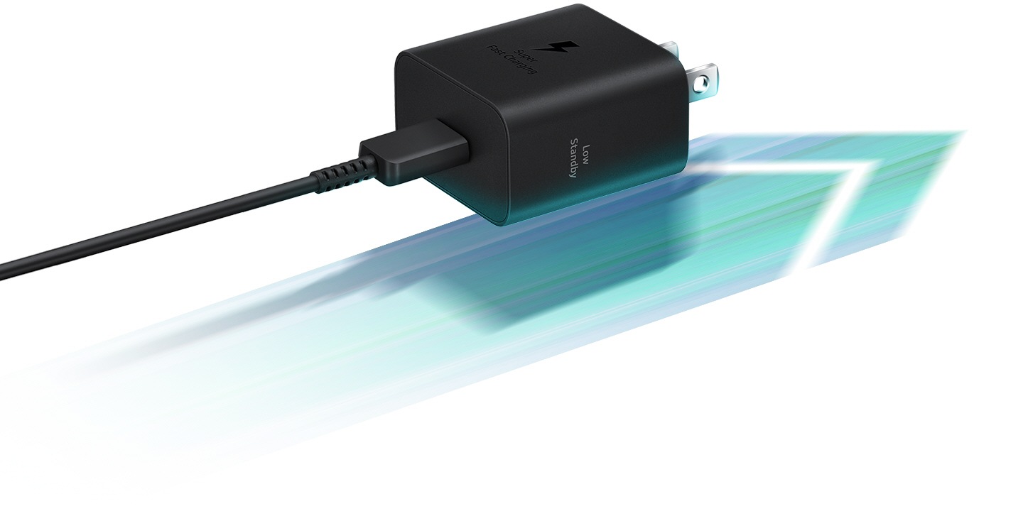 黑色快充通用型旅充頭在其下方指向右側的箭頭上投射陰影，旅充頭的插頭也與該箭頭對齊。 