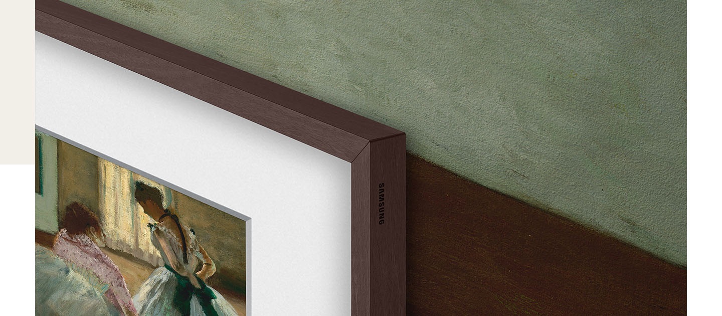 在 The Frame 的右上角進行特寫，它緊密安裝在牆上，使用的是薄型壁掛架。