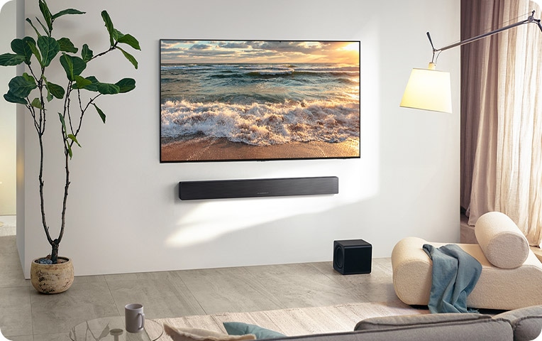 QS700F、重低音喇叭和智慧顯示器。