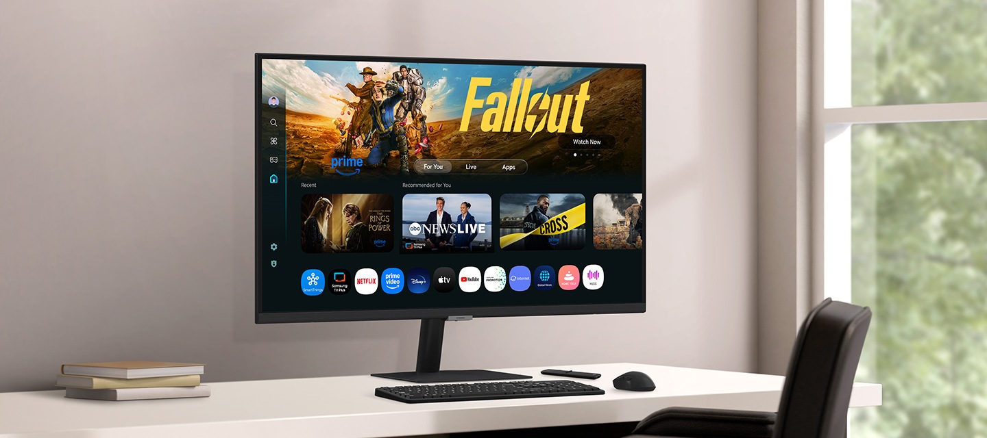 桌上的顯示器，螢幕顯示排列各種內容和應用程式的 Smart TV 智慧電視功能畫面。