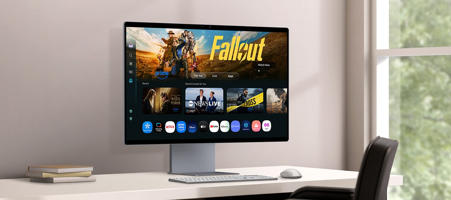 桌上的顯示器，螢幕顯示排列各種內容和應用程式的 Smart TV 智慧電視功能畫面。