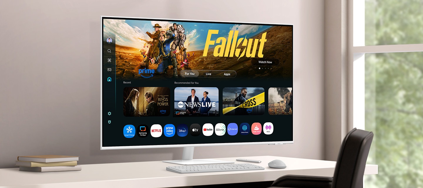 桌上的顯示器，螢幕顯示排列各種內容和應用程式的 Smart TV 智慧電視功能畫面。
