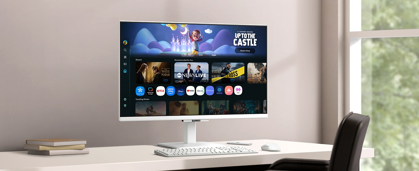 桌上的顯示器螢幕顯示排列各種內容和應用程式的 Smart TV 智慧電視功能畫面。