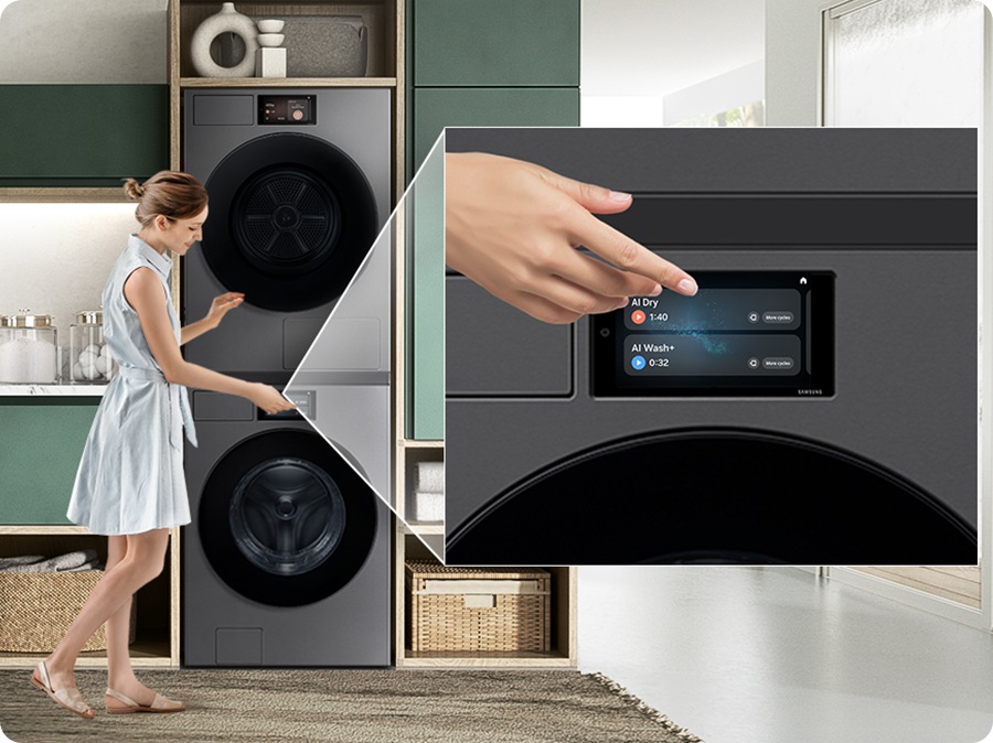  三星洗衣機與乾衣機垂直堆疊，實現一機雙控。影片展示女士透過洗衣機面板的 MultiControl™ 智慧連動功能，輕鬆控制乾衣行程，簡化家事流程的場景。