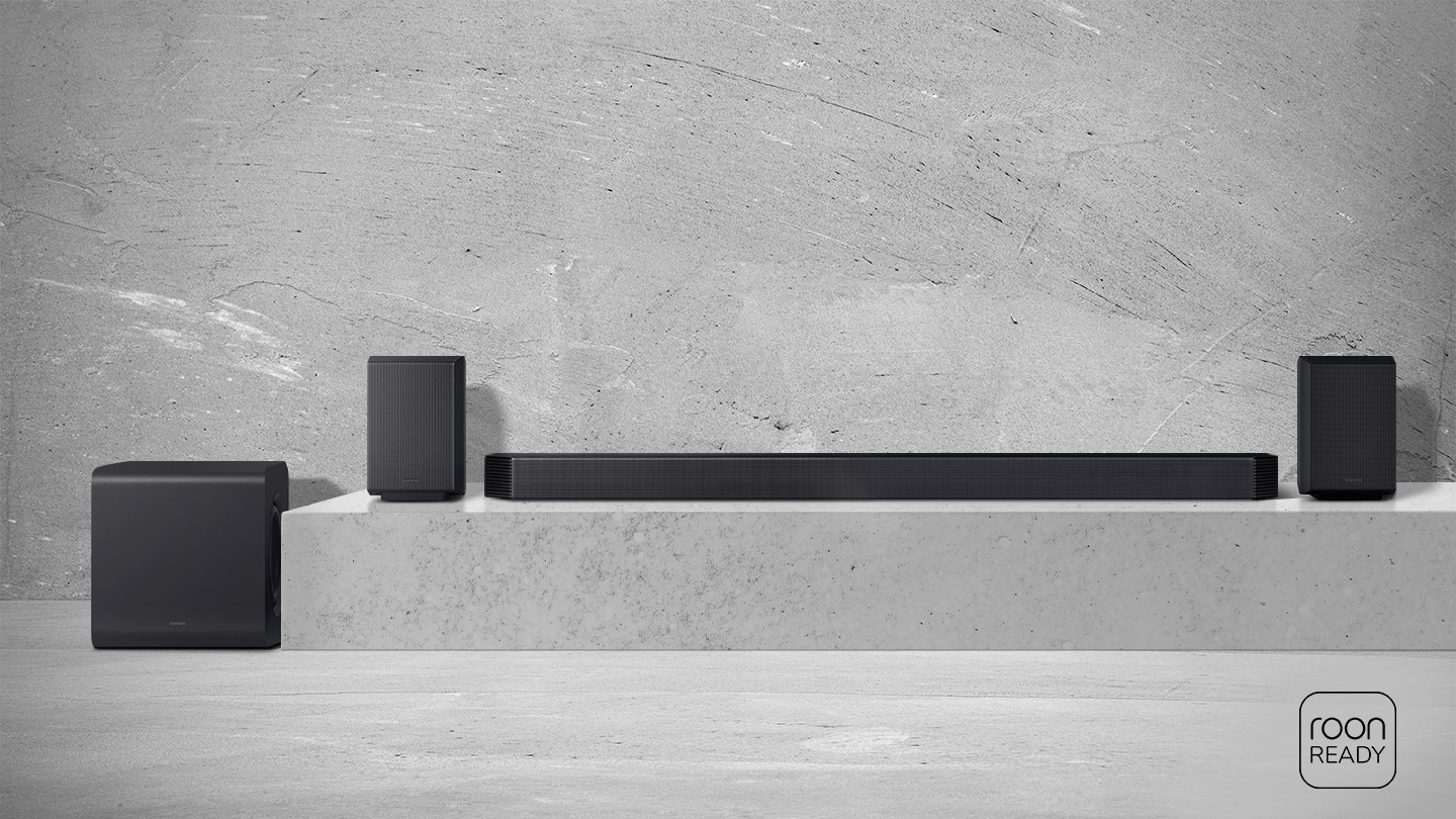 Samsung Q930H soundbar，配備一個重低音喇叭及兩個後環繞喇叭。具備 Roon Ready 認證標誌。