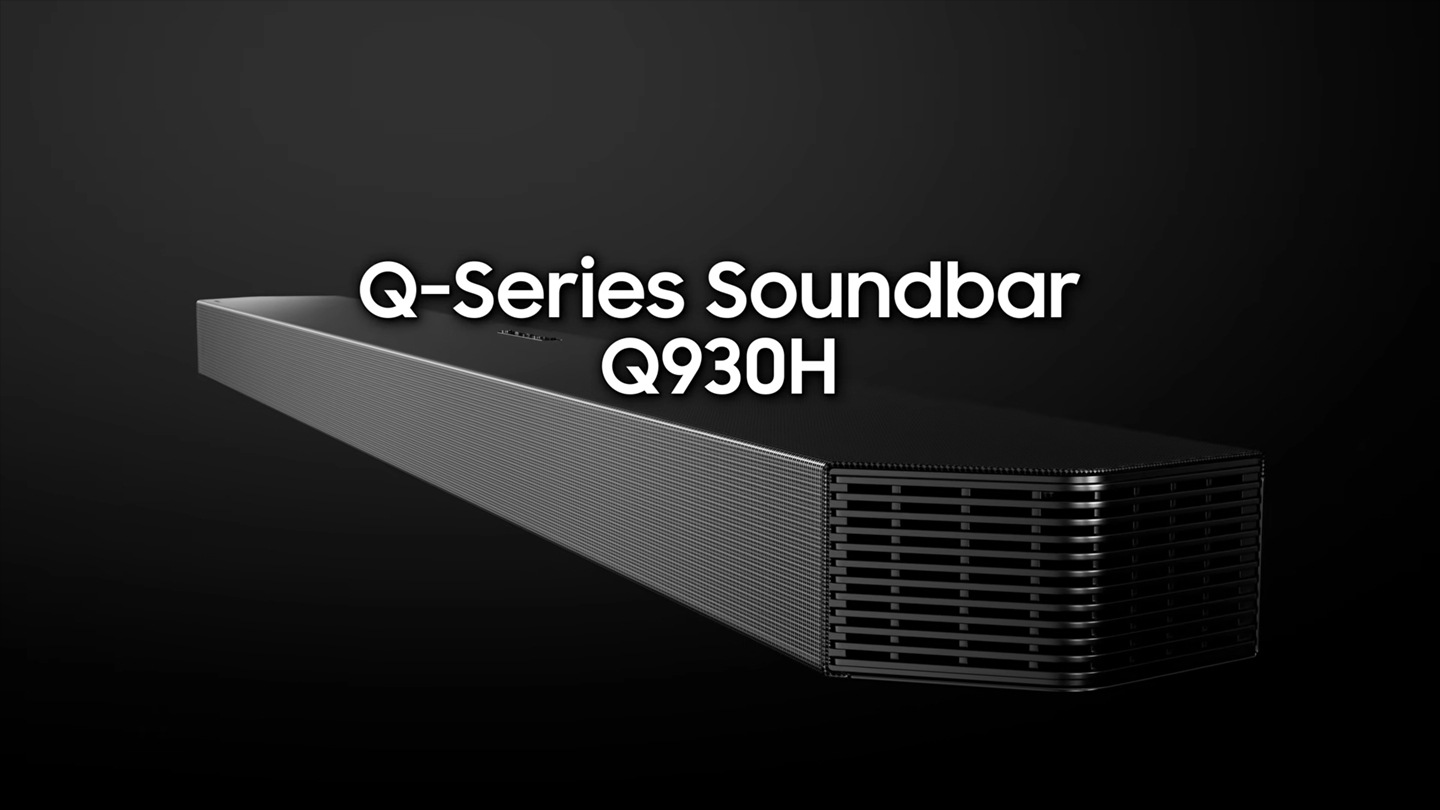 Q 系列單件式音響 Q930H 特寫。畫面拉遠，呈現客廳中安裝在電視下方的 Q930H。Q930H 內部組件展示 9.1.4 聲道全方位沉浸式環繞音效的運作原理，讓您沉浸在令人驚嘆的音效中。接著展示重低音喇叭內部組件，包含 6.5 吋主動式驅動單體與 8 吋被動輻射器，重低音喇叭隨之發散出聲波。後環繞喇叭內部組件顯示向上發聲單體，朝向各個方向發散的聲波展現無線 Dolby Atmos 技術並附上 Dolby Atmos 標誌。電視與單件式音響之間的連接線消失，強調無需 HDMI 線即可享受沉浸式音效。透過 Q-Symphony 技術，電視與單件式音響的揚聲器完美協作，和諧共鳴。SpaceFit Sound Pro 自動分析房間環境，針對您的空間自動調校並校準，帶來令人驚豔的音效表現。Active Voice Amplifier (AVA) 智慧抗噪模式根據外部噪音與影片內容強化人音，讓您不受干擾地聽清每一句對話。Adaptive Sound 智慧音效模式針對播放內容優化音效與對話。最後呈現 Q930H 與電視的整體配置圖及 Samsung 標誌。
