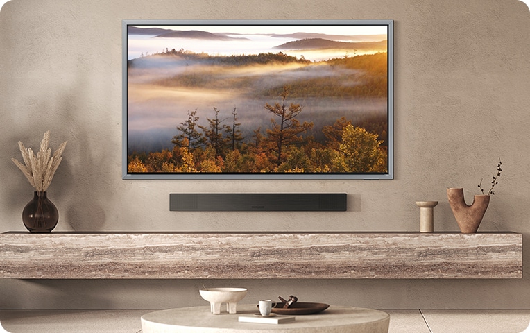 電視下方的 Samsung QS90H