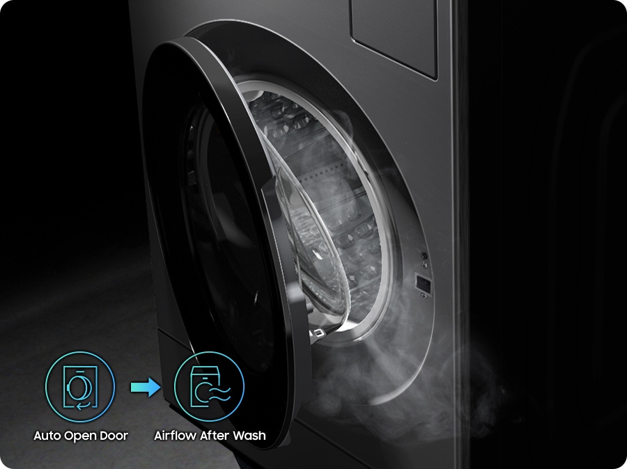 Samsung Bespoke AI™ (WD90H22AHSTW) 自動開門+ (Auto Open Door+) 功能示意圖。封面定格於機門開啟並排除濕氣之關鍵瞬間，標註「自動排出濕熱空氣」與「增加內部氣流」技術標籤，強調其針對洗烘後衣物護理的智慧通風方案，優化高階使用者對「長效防臭」與「洗烘乾爽」之搜尋關聯。