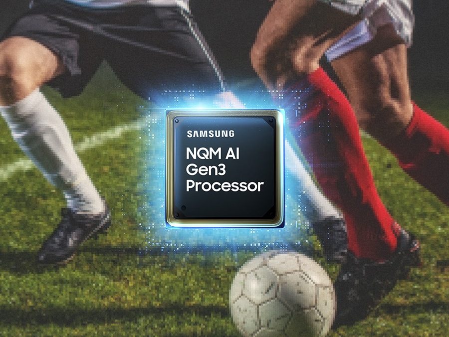 足球員踢球的模糊場景。Samsung NQM AI Gen3 處理器分成三個不同的區塊。場景畫面逐漸清晰。