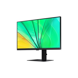 從顯示器右前方觀看 24吋 Samsung ViewFinity S60D，螢幕顯示綠色波浪桌布。