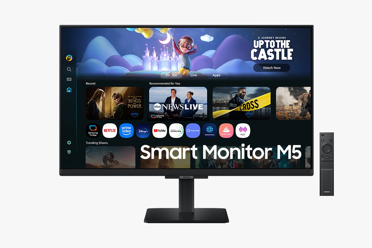 27吋 Samsung Smart Monitor M5 正面，螢幕顯示排列各種內容和應用程式的 Smart TV 智慧電視功能畫面，旁邊有一部遙控器。