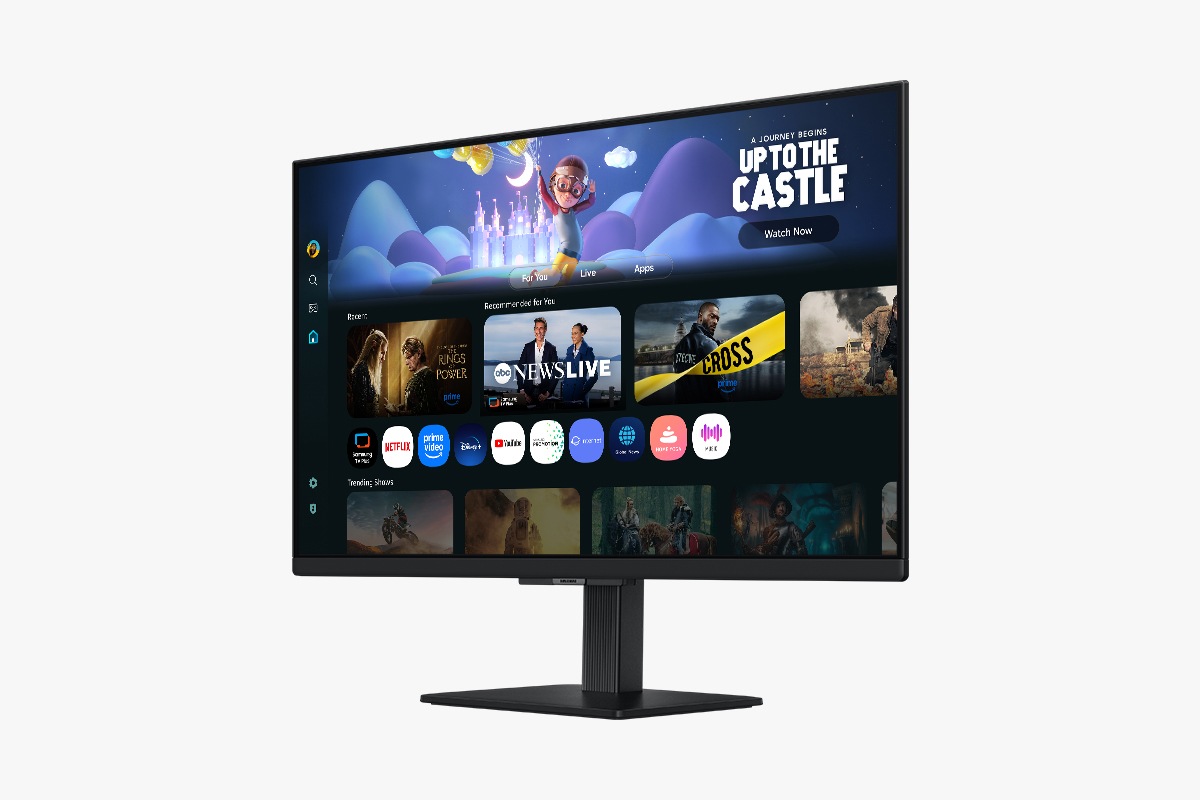 27 吋 Samsung Smart Monitor M5 的左前方視角，螢幕顯示排列各種內容和應用程式的 Smart TV 智慧電視功能畫面。