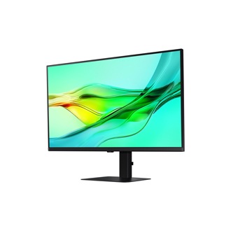 從顯示器右前方觀看 32吋 Samsung ViewFinity S60UD，螢幕顯示綠色波浪桌布。