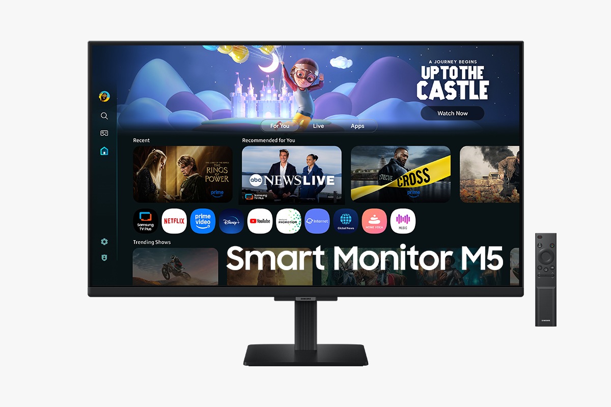 32吋 Samsung Smart Monitor M5 正面，螢幕顯示排列各種內容和應用程式的 Smart TV 智慧電視功能畫面，旁邊有一部遙控器。
