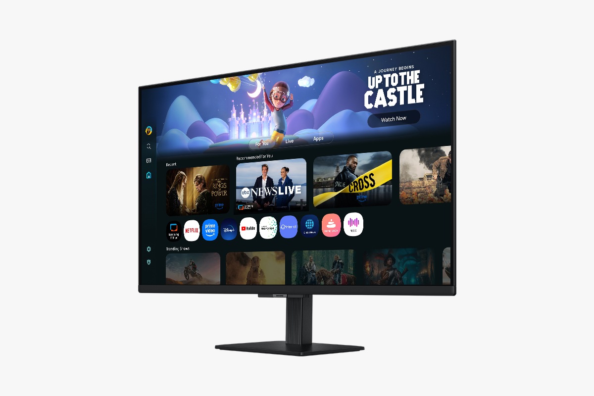 32吋 Samsung Smart Monitor M5 的左前方視角，螢幕顯示排列各種內容和應用程式的 Smart TV 智慧電視功能畫面。