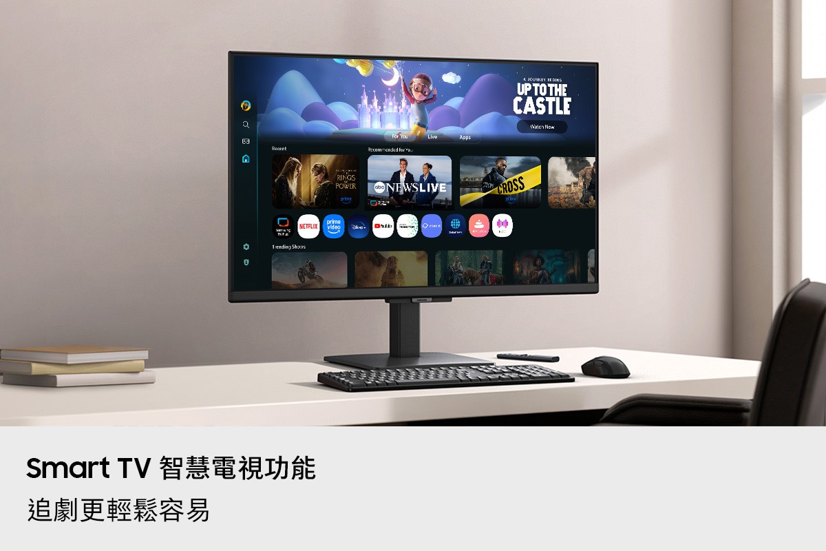 Smart TV 智慧電視功能。追劇更輕鬆容易。桌上的顯示器螢幕顯示排列各種內容和應用程式的 Smart TV 智慧電視功能畫面。