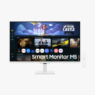 32吋 Samsung Smart Monitor M5 正面，螢幕顯示排列各種內容和應用程式的 Smart TV 智慧電視功能畫面，旁邊有一部遙控器。