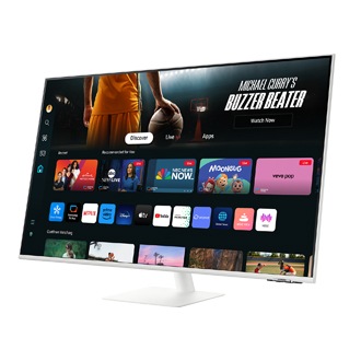 從顯示器右前方觀看白色 43吋 Samsung 智慧聯網螢幕 M70D，螢幕顯示 Smart TV 智慧電視功能。