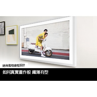 [Thé F~rámé~ 掛在牆上，與其他畫框一起，Thé F~rámé~ 看起來就像是牆上的照片。]