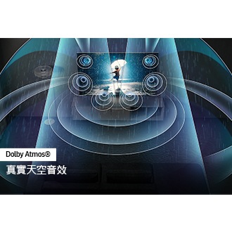 顯示器正在播放一個孩子在雨中玩耍的畫面。杜比全景聲 (Dolby Atmos) 真實天空聲道發出的環繞聲充滿整個房間。