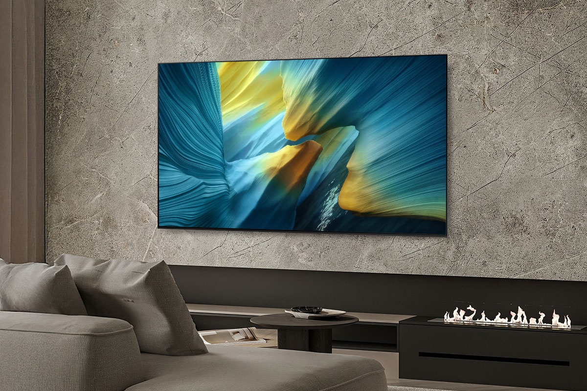 一位男子和一隻狗在客廳中望向智慧顯示器，螢幕上呈現出一幅夢幻藍色景觀。