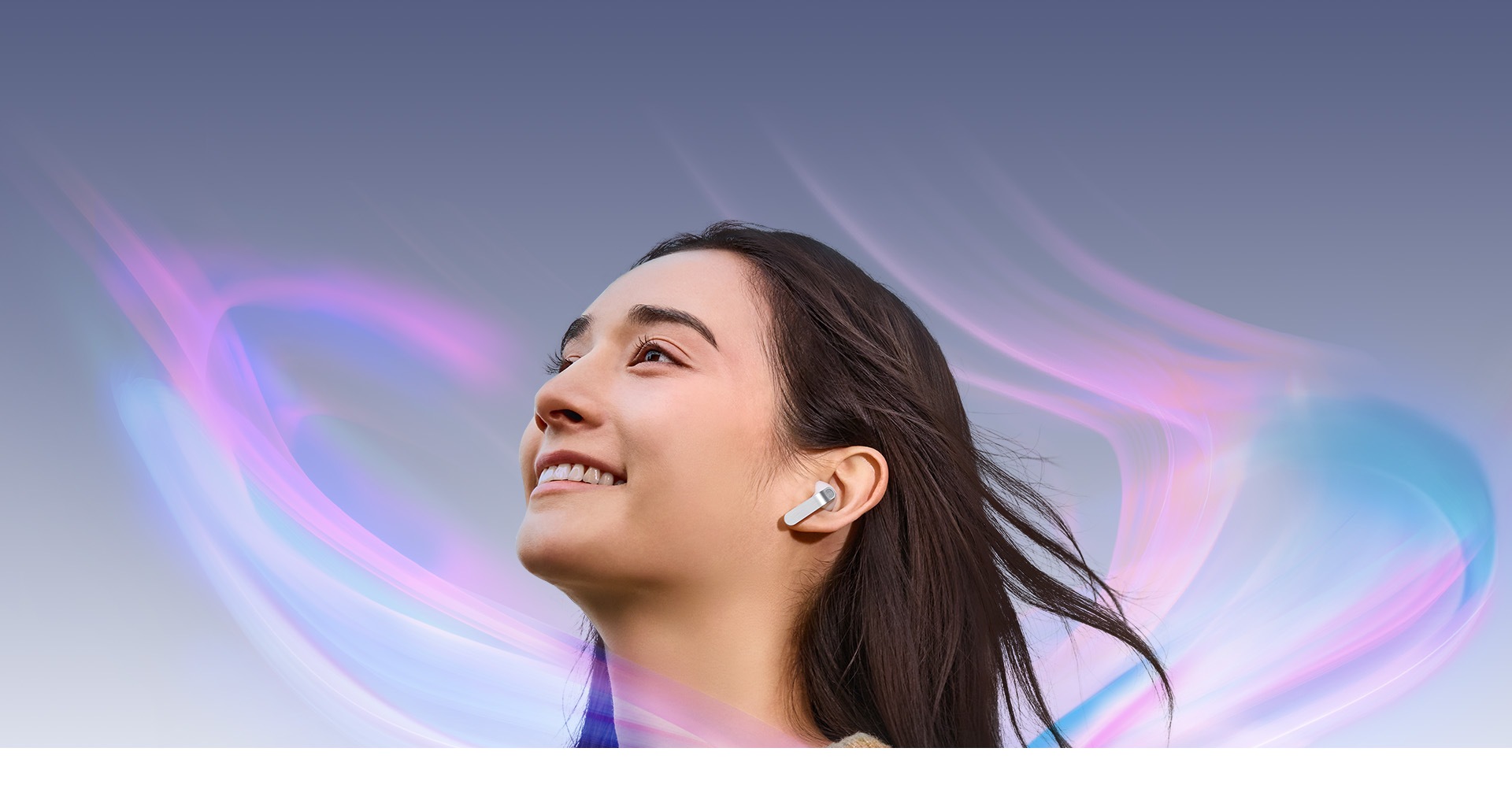 一名女性的耳朵上戴著單個極光白 Galaxy Buds4 耳機。