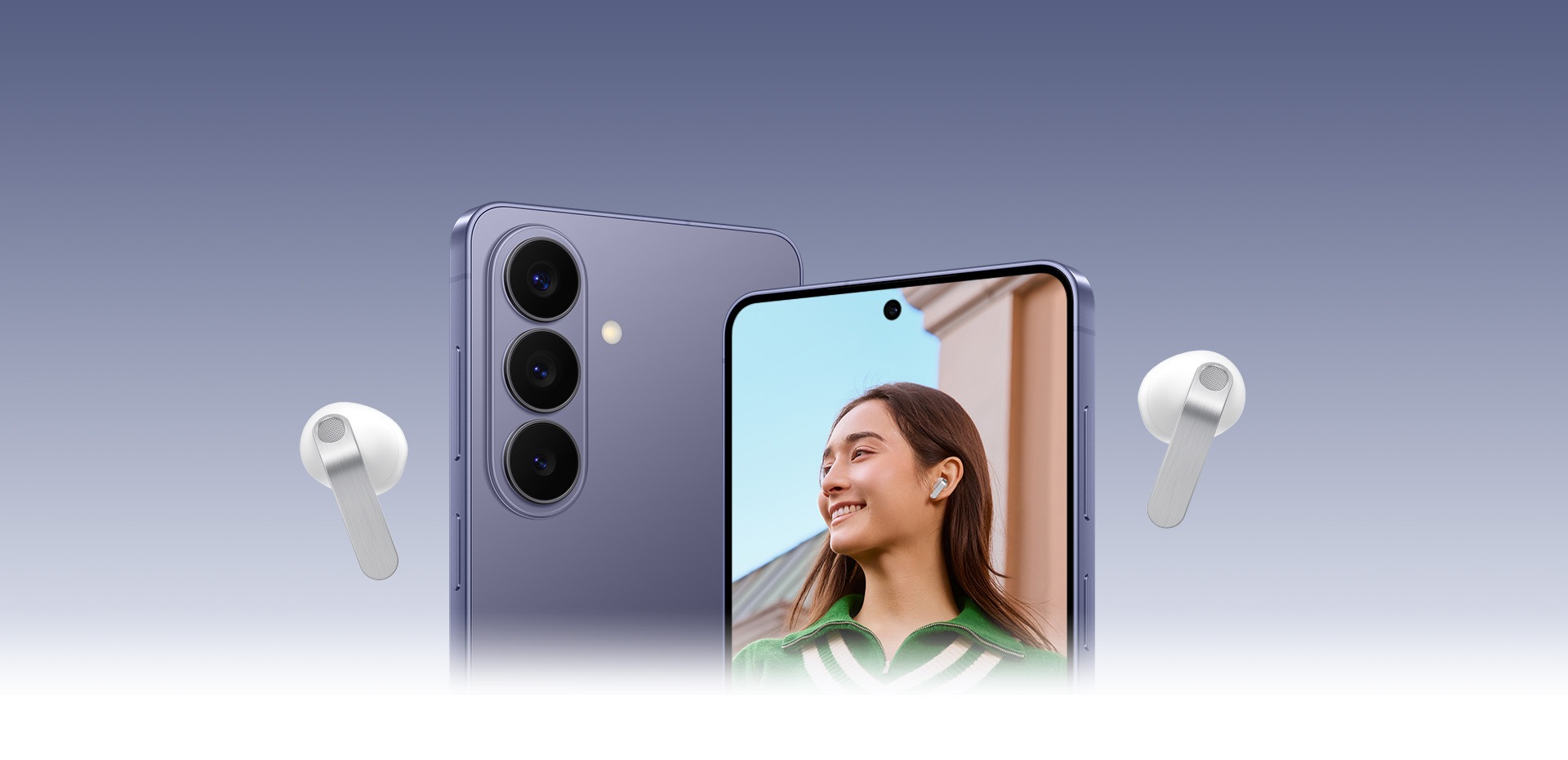 一對極光白 Galaxy Buds4 圍繞兩部 Galaxy 智慧型手機。其中一部手機露出背面。另一部手機顯示一個人戴著極光白 Galaxy Buds4。