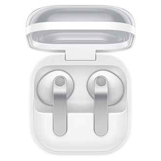 Galaxy Buds4 極光白，開啟的充電盒