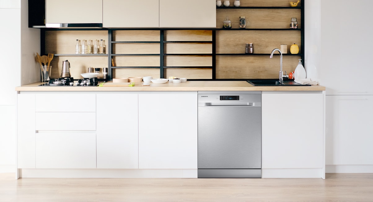 Показує кишенька с Free Standing dishwasher fitted between other cabinets.
