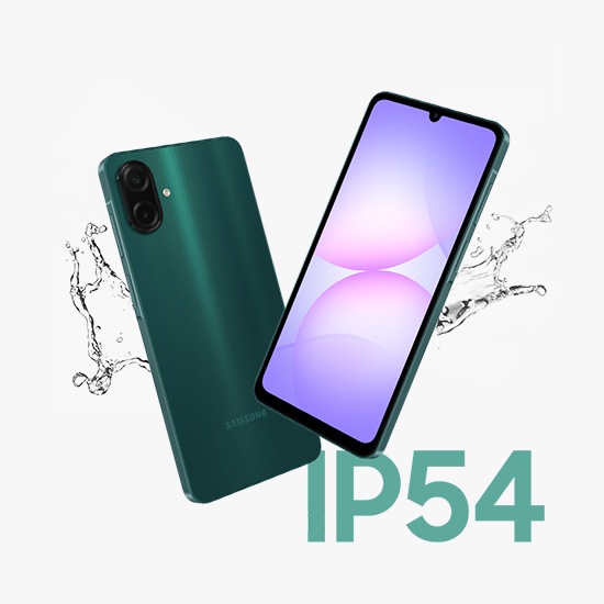 Два смартфони Galaxy A07. Один показано ззаду, а інший – спереду. Бризки води біля пристроїв підкреслюють їхню водонепроникність. У нижньому правому куті розташовано текст «IP54».