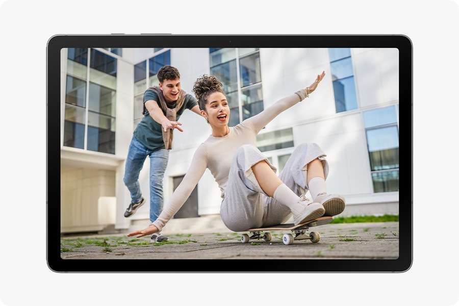 На екрані Galaxy Tab S10 Lite зображено фото жінки, яка сидить на скейтборді й намагається втримати рівновагу, поки чоловік ззаду її штовхає.