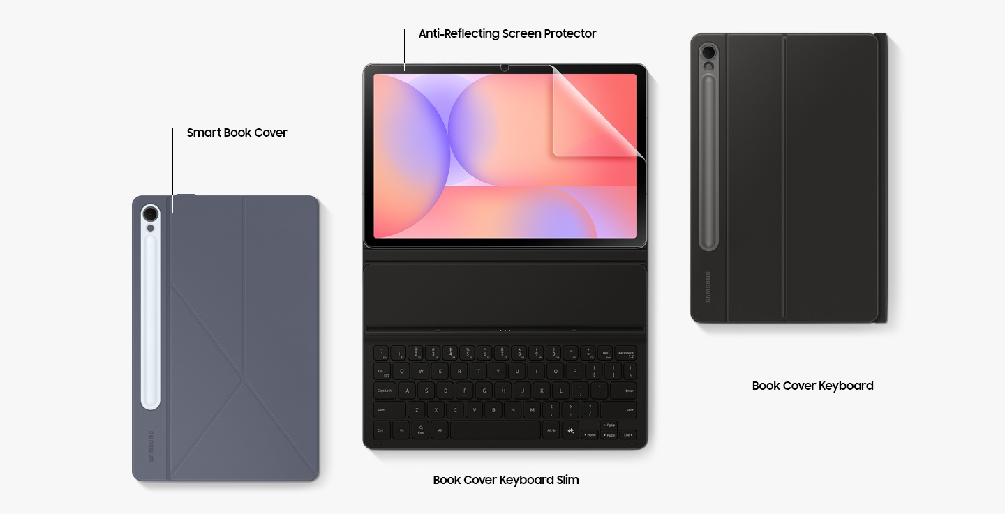 Вигляд згори на Galaxy Tab S10 Lite з обкладинкою Smart Book Cover, що має відділення для S Pen збоку. Поруч планшет із під’єднаною тонкою обкладинкою Book Cover і захисною антивідблисковою плівкою на екрані. Праворуч показано ще один пристрій з обкладинкою Book Cover і видимим відділенням для S Pen – усе це підкреслює сумісність аксесуарів і доступні варіанти захисту.
