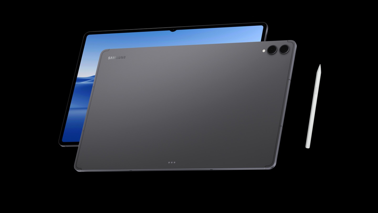 Показано сірий Galaxy Tab S11 Ultra, розташований під кутом, щоб продемонструвати задню камеру та перо S Pen. Позаду — ще один планшет, повернутий дисплеєм із яскравими шпалерами, підкреслюючи витончений дизайн.