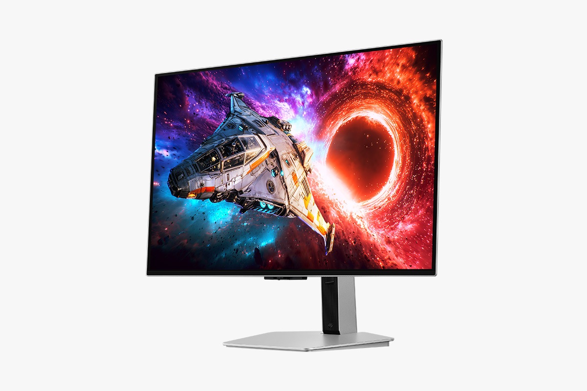 Вигляд на 32-дюймовий Samsung Odyssey OLED G8 з фронтально-правої перспективи. На екрані космічний корабель вилітає з порталу.