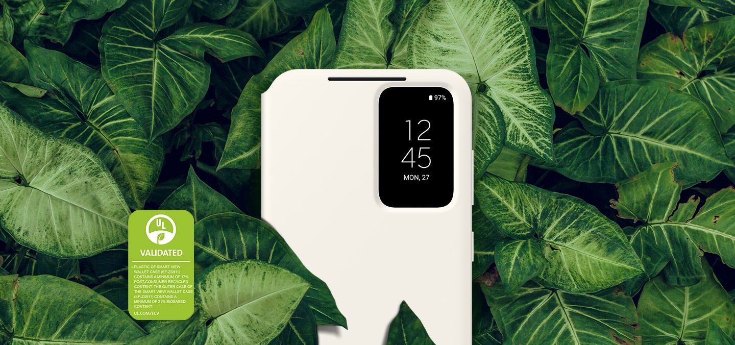 Vorderansicht eines Galaxy S23-Geräts mit Smart View Wallet Case, umgeben von dicken grünen Blättern. Der Text lautet: KUNSTSTOFF DES SMART VIEW WALLET CASE (EF-ZS911) ENTHÄLT MINDESTENS 17% POST-CONSUMER RECYCELTEN INHALT. DIE AUSSENHÜLLE DES SMART VIEW WALLET CASE (EF-ZS911) ENTHÄLT MINDESTENS 21% BIOLOGISCHEN INHALT.
