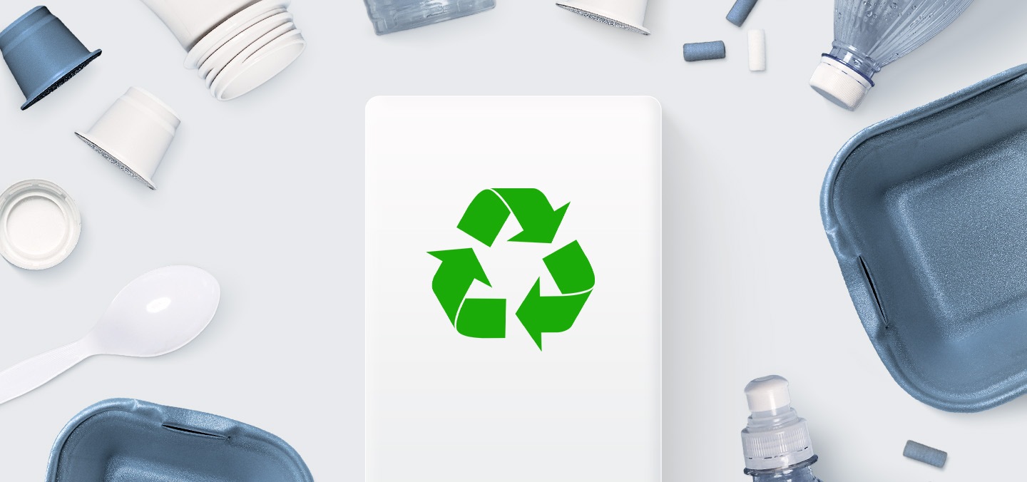 In der Mitte ist ein Recyclingsymbol mit drei sich im Uhrzeigersinn zurückdrehenden Pfeilen abgebildet. Verschiedene Arten von Kunststoffprodukten umgeben das Symbol.