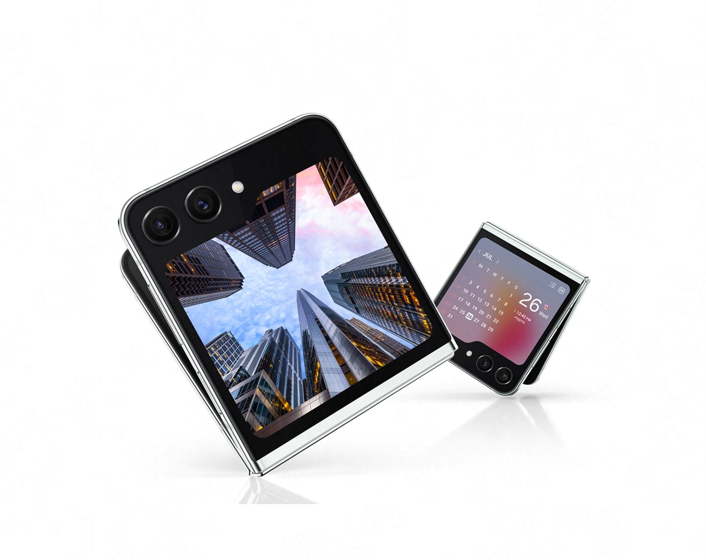 Dos dispositivos Galaxy Z Flip5 están ligeramente desplegados y se ven desde la ventana Flex. Uno muestra una fotografía urbana colorida y detallada. El segundo muestra un widget de calendario con una vista previa mensual y eventos programados para hoy.