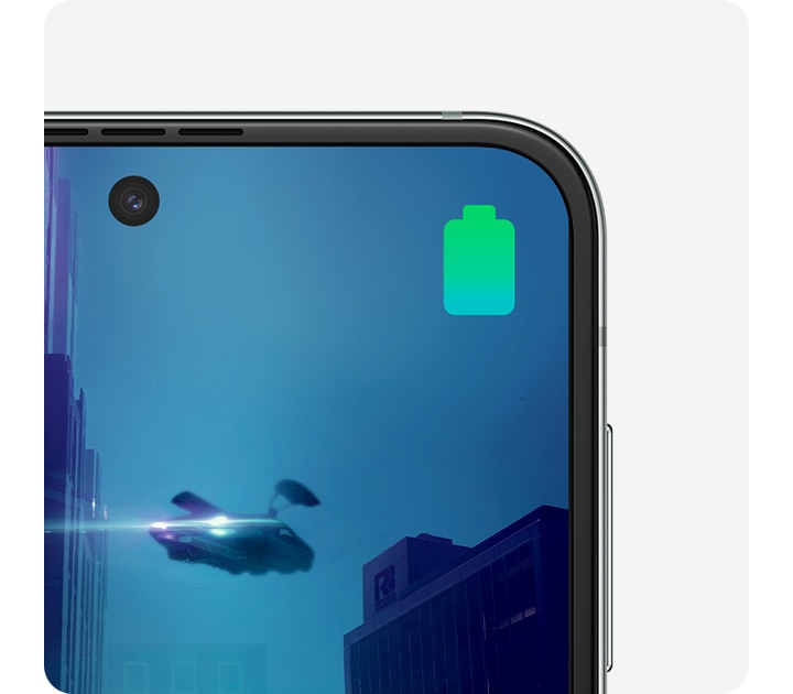 Se muestra un ícono de batería llena en la esquina superior derecha de la pantalla de un Galaxy Z Flip5 mientras se reproduce un video.