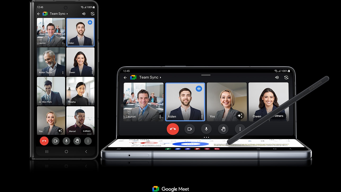 Un Galaxy Z Fold5 plegado se ve desde la pantalla de portada. Al lado hay otro Galaxy Z Fold5 en modo Flex. Ambos están realizando la misma videoconferencia en Google Meet. En la pantalla de portada del dispositivo plegado se muestran ocho cuadrados de participantes. En el dispositivo en modo Flex, Google Meet está en la pantalla superior con cuatro cuadrados de participantes. En la pantalla inferior, se utiliza un S Pen para editar un archivo de presentación.